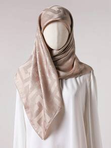 1条女士简约几何印花丝质方巾头巾，时尚百搭，四季皆宜，适合空调房佩戴，兼具装饰和防晒功能，可搭配连衣裙使用。