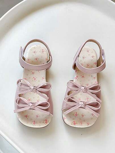 1 par de sandalias para niñas, aptas para el verano, para bebés e infantes, zapatos planos para la escuela, picnics, vestidos, punta cuadrada, plantilla con estampado floral, color rosa y blanco, con lazo y cierre de gancho y bucle