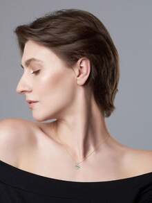 XUJIA 1颗1克拉莫桑石吊坠项链，经典D色，6.5毫米六爪镶嵌圆形莫桑石，18英寸925纯银链，适合订婚、结婚、生日等场合，是送给她的精致珠宝礼物。