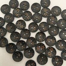 Set de 10/50 piezas Botones de madera tallada con estilo vintage en azul y dorado con diseño floral para manualidades DIY, costura y decoración de disfraces - Diseño redondo delicado con patrones finos, accesorios de costura