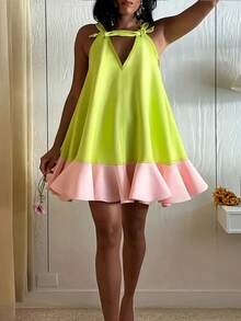 大码时尚绿色无袖深 V 领迷你连衣裙，带蝴蝶结细节 - A 字形轮廓和荷叶边下摆，涤纶，可机洗 - 适合日常和假日外出，休闲时尚 | 蝴蝶结肩部连衣裙 | 光泽饰面