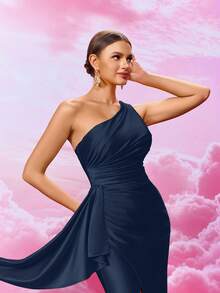 MOEVIO 女士优雅正式不对称领口缎面褶饰裹身侧垂双肩带开叉大腿露背长款舞会晚会礼服，适合春夏季度假约会装、礼服、婚礼宾客