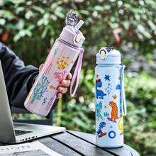 1 件可爱卡通运动水壶 - 800 毫升，吸管杯，带肩带，防漏，防摔，便携 - 适合旅行、户外活动、学生 - 情人节、母亲节、感恩节、圣诞节和新年礼物的理想选择