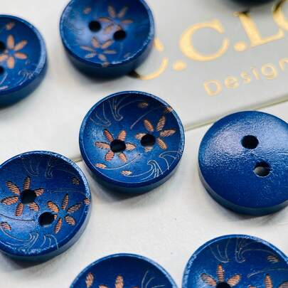 Set de 10/50 piezas Botones de madera tallada con estilo vintage en azul y dorado con diseño floral para manualidades DIY, costura y decoración de disfraces - Diseño redondo delicado con patrones finos, accesorios de costura