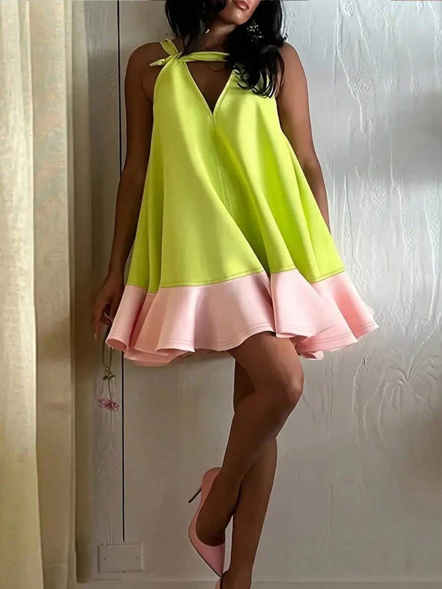 大码时尚绿色无袖深 V 领迷你连衣裙，带蝴蝶结细节 - A 字形轮廓和荷叶边下摆，涤纶，可机洗 - 适合日常和假日外出，休闲时尚 | 蝴蝶结肩部连衣裙 | 光泽饰面