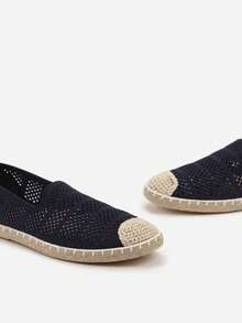 Espadrilles aus offenmaschigem Netz, verziert mit Flechtwerk