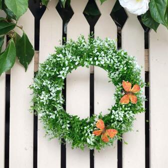 1 pieza Corona artificial de boj verde frondoso con guirnalda de mariposas - Planta falsa para primavera y verano de interior/exterior, decoración de boj artificial realista para hogar, jardín, oficina, boda, decoración para el Día del Trabajo, Acción de Gracias, Día de la Madre, Navidad, Halloween