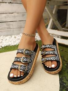 Sandales plates à enfiler avec décoration de boucle métallique et bout ouvert pour femmes, style boho pour la plage, sandales d'été confortables pour dames