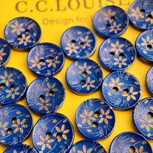 Set de 10/50 piezas Botones de madera tallada con estilo vintage en azul y dorado con diseño floral para manualidades DIY, costura y decoración de disfraces - Diseño redondo delicado con patrones finos, accesorios de costura