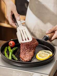 1 pièce Poêle à frire en fonte de 7,87/10,23 pouces avec un manche en bois. Elle a une surface antiadhésive et convient pour la préparation d'omelettes et de crêpes. C'est un ustensile de cuisine polyvalent pour le petit-déjeuner et la préparation de crêpes.