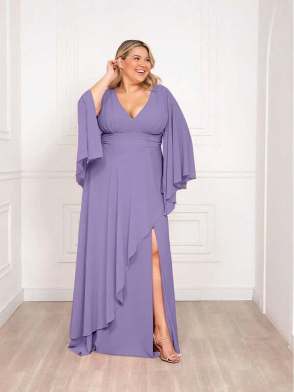Vestido de festa Plus Size feito em Chiffon para madrinha de casamento decotado, abertura lateral e manga capa