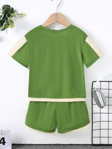 2 件套年轻男孩字母印花休闲圆领短袖上衣和纯色舒适休闲短裤，夏季 - 綠色 - 查看 2