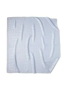 1条女士简约几何印花丝质方巾头巾，时尚百搭，四季皆宜，适合空调房佩戴，兼具装饰和防晒功能，可搭配连衣裙使用。