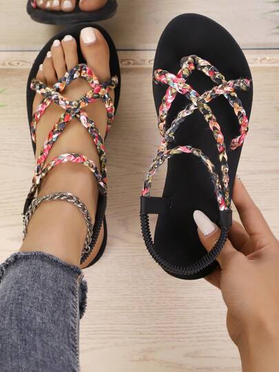 Sandali piatti intrecciati da donna nei colori nero, marrone, beige, caffè, con design a punta aperta e a scivolo, adatti per uso al chiuso e all'aperto