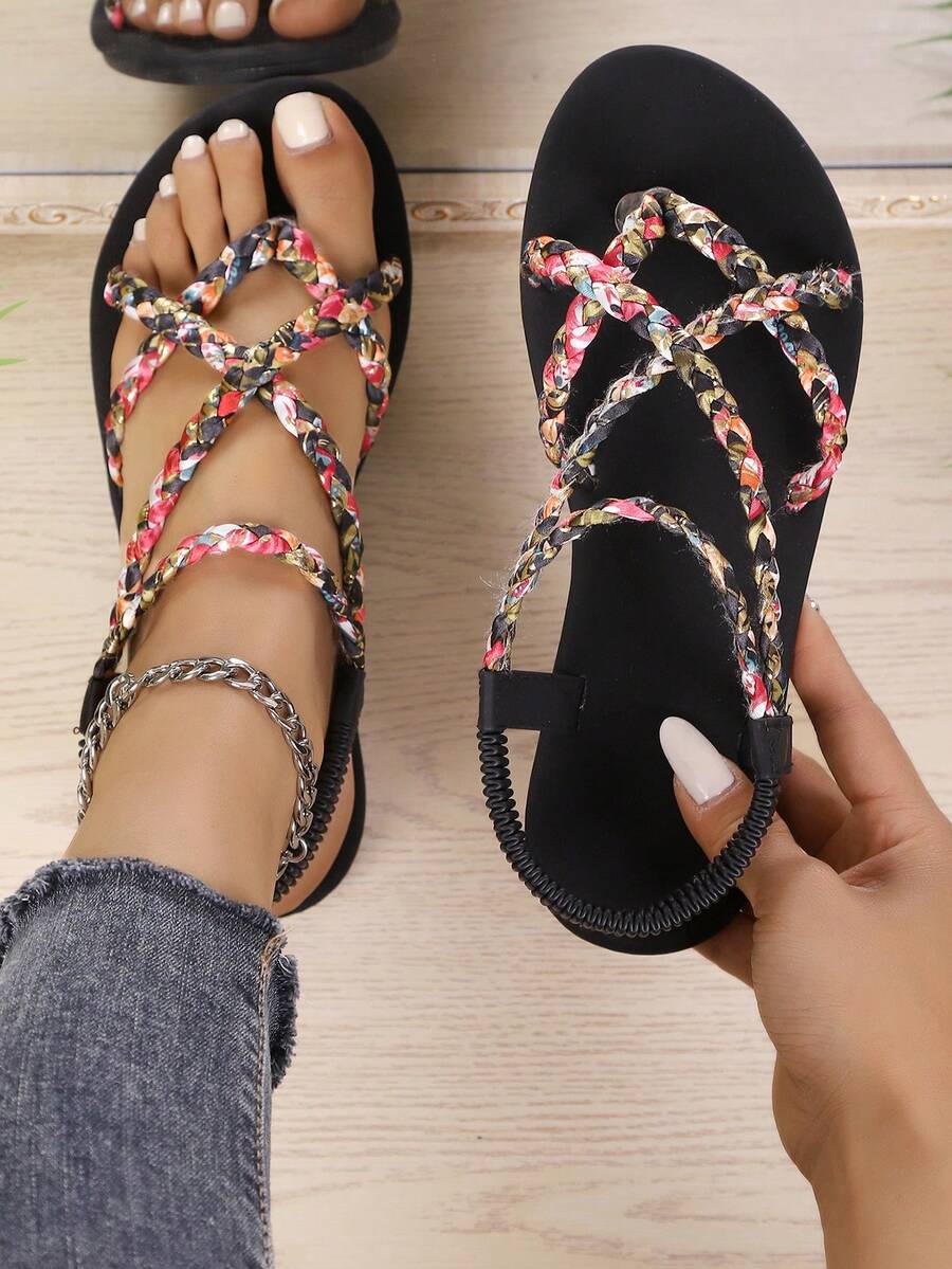 Sandali piatti intrecciati da donna nei colori nero, marrone, beige, caffè, con design a punta aperta e a scivolo, adatti per uso al chiuso e all'aperto