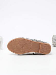 Zapatos planos plateados para niños Zantong 2025, zapatos planos tipo bailarina con correa en el tobillo para niñas, zapatos Mary Jane con flores para niña de las flores para boda, fiesta, escuela, apropiados para niños pequeños y jóvenes