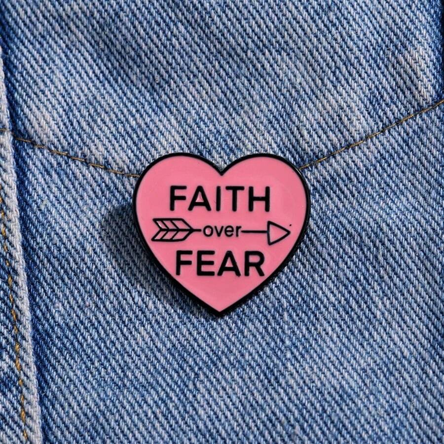 Broche esmaltado con el lema "LA FE sobre el MIEDO", nuevo estilo 2025, adorno decorativo para solapa, bolso, joyería y regalos - Rosa - Ver 1