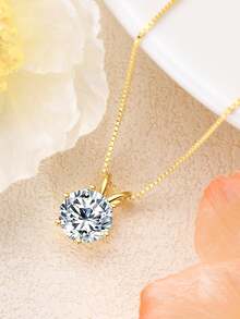 XUJIA 1颗1克拉莫桑石吊坠项链，经典D色，6.5毫米六爪镶嵌圆形莫桑石，18英寸925纯银链，适合订婚、结婚、生日等场合，是送给她的精致珠宝礼物。