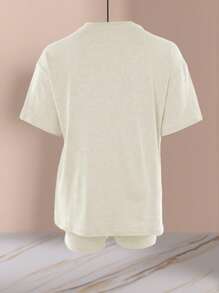 Conjunto casual de talla grande, compuesto por una camiseta de cuello redondo de corte holgado con estampado de ojo y eslogan, y shorts/pantalones, adecuado para exteriores, viajes y estar en casa en primavera y verano