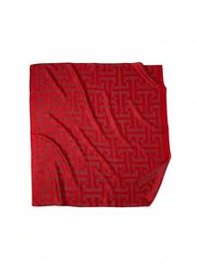 1条女士简约几何印花丝质方巾头巾，时尚百搭，四季皆宜，适合空调房佩戴，兼具装饰和防晒功能，可搭配连衣裙使用。