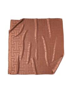 1条女士简约几何印花丝质方巾头巾，时尚百搭，四季皆宜，适合空调房佩戴，兼具装饰和防晒功能，可搭配连衣裙使用。