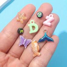多色亚克力海洋动物和字母珠子，各种字母和海洋动物装饰珠子，女士配饰，用于 DIY 夏季海滩脚链、手链、耳环、钥匙扣、背包、友谊手链、手机链、婚礼、派对、毕业典礼、节日礼物、珠宝制作用品