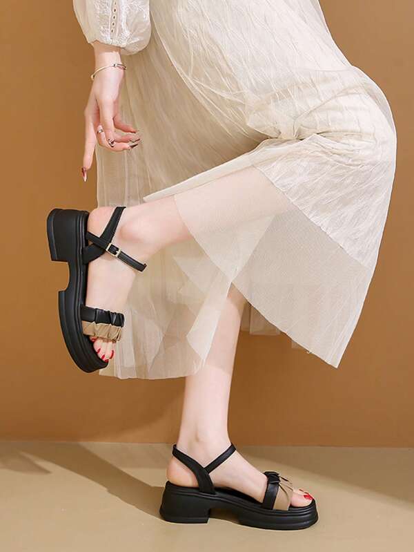 Sandalias de moda versátiles para mujeres con elegante estilo colegial, decoración con hebilla, elaboración de retazos con volantes, contrastes de negro y marrón como elementos clave, puntera abierta con correa ancha y hebilla de metal, tacón grueso y grueso. Casual y apropiada para salidas de verano y vacaciones, material de calidad, sandalias elegantes y cómodas para damas.