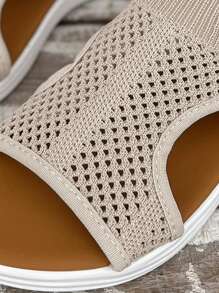Sandales sport décontractées pour femmes grande taille, baskets mode légères et confortables à enfiler, sandales d'été à plateforme en mesh respirant simple, antidérapantes et à talon compensé