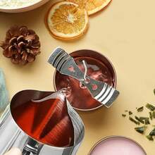 مجموعة DIY لصناعة الشموع، تتضمن المجموعة قدر صب الشموع، شمع الصويا، 2 حامل فتيل الشموع، 20 فتيل شموع، 20 ملصق شمعي و 1 ملعقة