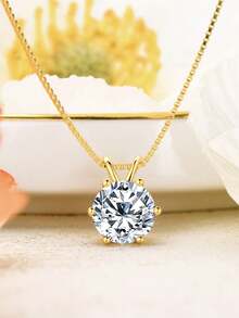 XUJIA 1颗1克拉莫桑石吊坠项链，经典D色，6.5毫米六爪镶嵌圆形莫桑石，18英寸925纯银链，适合订婚、结婚、生日等场合，是送给她的精致珠宝礼物。