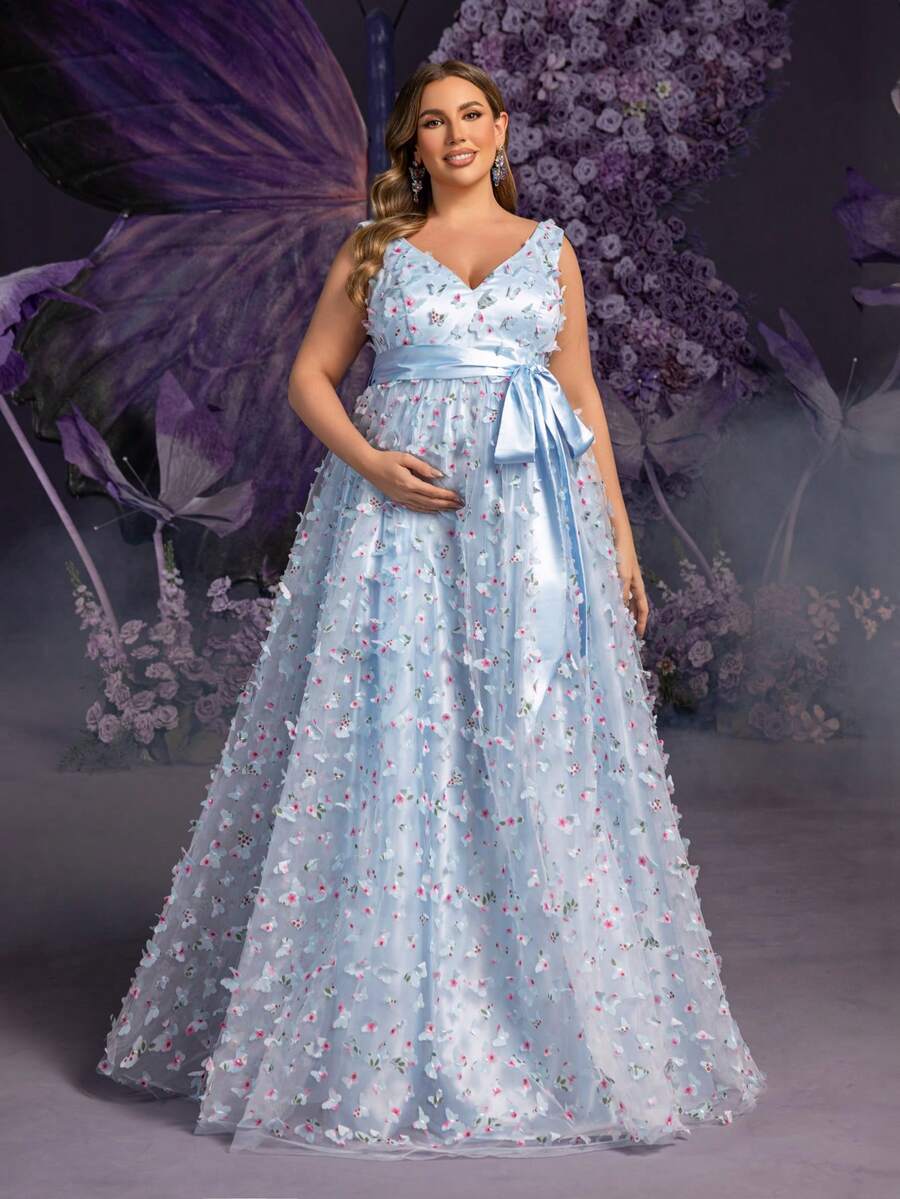 Faeriesty Dressalisa 大尺碼孕婦優雅洋裝,V領設計,飾有花卉貼花,無袖,腰部蝴蝶結,適合寶寶迎新派對、拍照、花園派對、晚宴等場合 - 淺藍色 - 查看 1