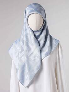 1条女士简约几何印花丝质方巾头巾，时尚百搭，四季皆宜，适合空调房佩戴，兼具装饰和防晒功能，可搭配连衣裙使用。