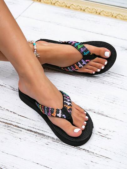 一双波西米亚风水晶装饰人字拖，适合海滩、办公室、居家、户外穿着，春夏秋季皆宜。