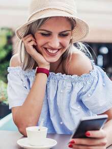 1pc Women's Red Soft & Comfortable Silicone Sports Band, Compatible With Fitbit Versa 3, Fitbit Sense/Sense 2, Minimalist Silicone Strap Suitable For Fitbit Versa 4, Smart Watch Band (Watch Not Included) - Burgundy - View 4