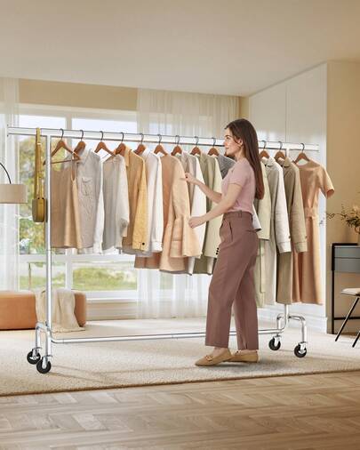 SONGMICS Portant à Vêtements avec Roulettes, Tringle Extensible pour Charge Lourde, Capacité de Charge 110 kg, 45 x (160-200) x 162,9 cm, Porte-manteau, en Métal, Chromé, Argent