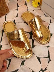 1 双儿童女孩平底拖鞋闪亮镜面条纹 PU 鞋面露趾圆头轻便可爱时尚奢华搭配家庭罗马家居拖鞋，适合夏季度假、休闲室内/室外穿着 - 金色 - 查看 2