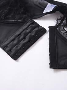 Conjunto de lencería con cierre delantero, camiseta sin acolchado de encaje y tanga de encaje a la cadera