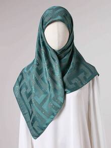 1条女士简约几何印花丝质方巾头巾，时尚百搭，四季皆宜，适合空调房佩戴，兼具装饰和防晒功能，可搭配连衣裙使用。