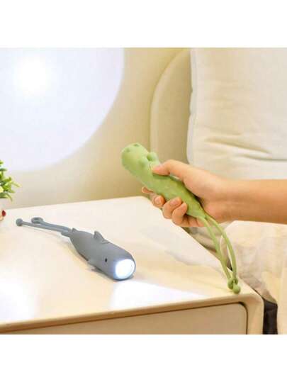 Linterna con forma de animal salvaje (León/Tiburón/Cocodrilo/Perro) - Linterna LED recargable USB-C de 1200mAh, resistente al agua IPX4 de silicona, con 3 modos para acampar, pesca nocturna, equipos de supervivencia de emergencia