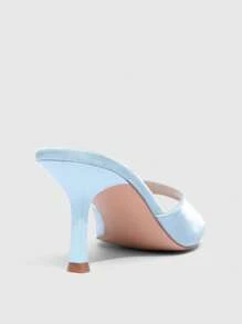 Nouvelles chaussures de femme au style britannique élégant et sexy, avec bout rond, enfiler facilement, talon mi-haut confortable minimaliste, talon carré fin et brillant. Polyvalentes pour le trajet, ton de couleur chaude bleu clair monochrome, matériau léger en canevas, convient pour le printemps, l'automne, les occasions sociales, le style de rue, chaussures gracieuses pour femmes toute saison