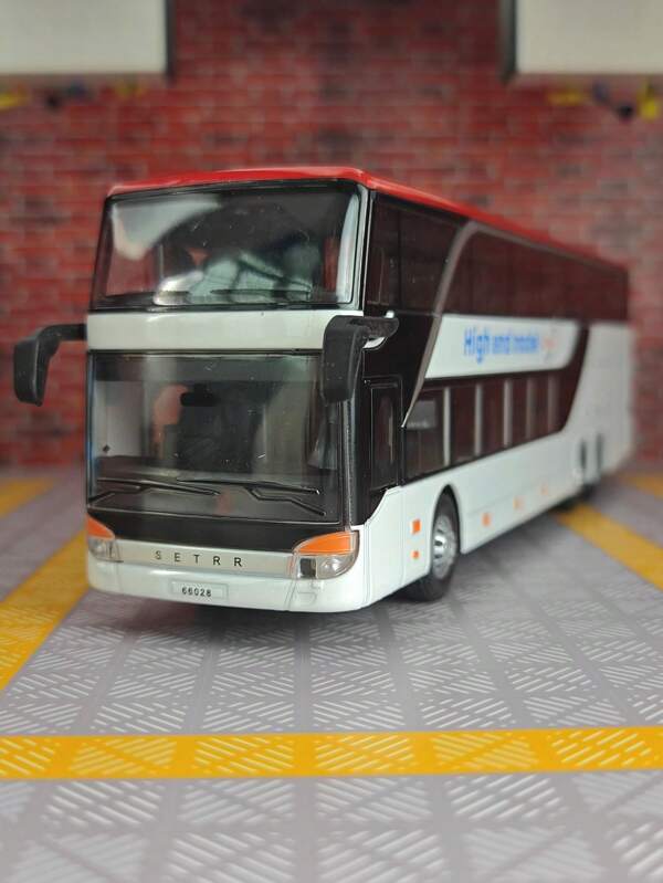 YCMODEL Un modello di automobile in lega di simulazione di un autobus a due piani di alta gamma, il cui corpo è realizzato in lega di zinco. Può essere aperto e il cofano motore e il portellone del bagagliaio possono essere anch'essi aperti. Il modellino di auto ha funzioni di suono e illuminazione simulate, ricchi dettagli, lavorazione fine e buona qualità. È adatto per la collezione e può essere regalato come regalo di compleanno ai bambini.