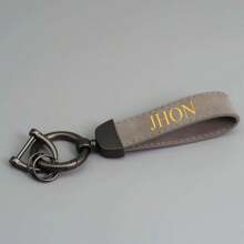 Personalisierte, mit Namen versehene Schlüsselkette für Herren, Geschenkidee für Männer, Metall Anhänger an Wildleder-Imitat PU Leder Schlüsselkette, einfache Schlüsselanhänger zum selbst beschriften, ideal für beruflichen und privaten Gebrauch - perfektes Geschenk zum Vatertag, Valentinstag, langanhaltend, farbig, süß, bezaubernd, witzig, kawaii, Y2K-Stil, unisex, Lässig, individuell, personalisiert, einzigartig, Geschenkidee für ihn, sie, Freund, Freundin, Familie, Freunde