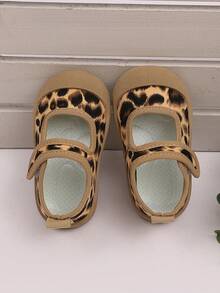 1 双幼儿女孩平底一脚蹬鞋，豹纹棕色面料，钩环带，圆头，防滑，休闲公主鞋适合 1-12 岁女孩，日常、派对、旅行、春秋新款