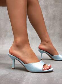Nouvelles chaussures de femme au style britannique élégant et sexy, avec bout rond, enfiler facilement, talon mi-haut confortable minimaliste, talon carré fin et brillant. Polyvalentes pour le trajet, ton de couleur chaude bleu clair monochrome, matériau léger en canevas, convient pour le printemps, l'automne, les occasions sociales, le style de rue, chaussures gracieuses pour femmes toute saison