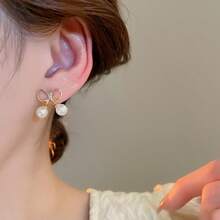 Andkiss 1 paire de boucles d'oreilles clous simples et élégantes en forme de nœud papillon, convient pour un port quotidien