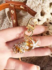 Natural Asymmetrical Seashells, Starfish, Conch & Starfish Bags, Love Buckle Design, Wallet Pendant Decoration Charm Bridesmaid Gift Summer Accessories Beach Vacation Pendant Decoration Ocean Starfish Shell Keychain Details & Charming Accessories Suitable For Women'S Ideal Vacation Daily Use, More Popular With Fashion People Summer Beach Accessories, Ideal Gift For Mother. Car Accessories Bag Charm School