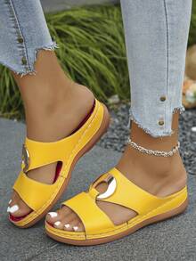大码女式欧码 35-45 夏季新款时尚个性化欧美风格黄色 PU 鞋面休闲凉鞋，露趾厚底沙滩平底凉鞋，适合日常穿着