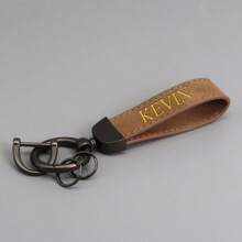 Personalisierte, mit Namen versehene Schlüsselkette für Herren, Geschenkidee für Männer, Metall Anhänger an Wildleder-Imitat PU Leder Schlüsselkette, einfache Schlüsselanhänger zum selbst beschriften, ideal für beruflichen und privaten Gebrauch - perfektes Geschenk zum Vatertag, Valentinstag, langanhaltend, farbig, süß, bezaubernd, witzig, kawaii, Y2K-Stil, unisex, Lässig, individuell, personalisiert, einzigartig, Geschenkidee für ihn, sie, Freund, Freundin, Familie, Freunde