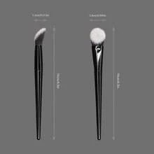 Cọ che khuyết điểm tạo khối với cán vát góc và lông cọ lớn, cong, có 3 màu. Thiết kế vát góc và cong giúp ôm sát các đường nét trên khuôn mặt để che khuyết điểm hiệu quả. (Từ khóa: Cọ nền, Cọ che khuyết điểm, Cọ má hồng, Cọ tạo khối, Cọ má hồng, Cọ bronzer, Cọ phấn phủ, Cọ nền, Cọ má hồng, Quà tặng) - Đen và trắng - Xem 4