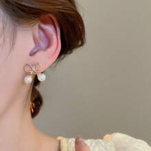 Andkiss 1 paire de boucles d'oreilles clous simples et élégantes en forme de nœud papillon, convient pour un port quotidien
